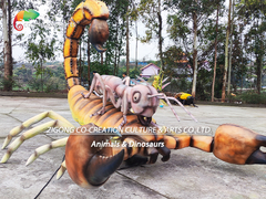 แมงป่องสัตว์ Animatronic ที่สมจริงเหมือนจริงต่อสู้กับมดต้านทานแสงแดด