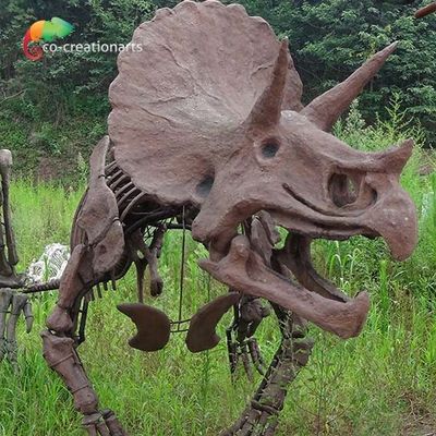 โครงกระดูกไดโนเสาร์ Triceratops ตกแต่งถนน